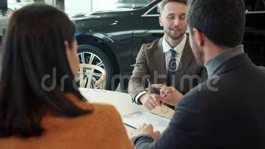 幸福夫妇买车签合同，和销售经理谈五个字