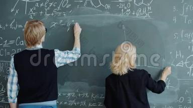 科学家同事在课堂上用<strong>黑板</strong>书写公式