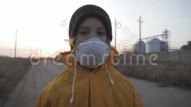 大气污染与人民健康理念.. 在工业工厂烟雾背景上戴防护面罩的女孩子。