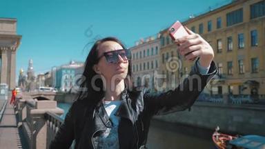 城市智能手机上的女孩自拍肖像。 游和旅游理念..