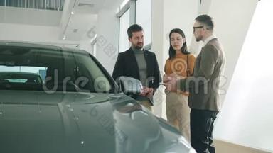 兴高采烈的一家人在经销商处买车和经理谈新车