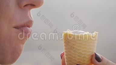 快乐的女人在度假旅行中吃<strong>冰淇淋</strong>。 闭上爱笑的女孩，在户外玩<strong>冰淇淋</strong>