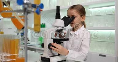 在学校化学实验室使用显微镜的孩子，在实验室学习的学生孩子，在科学课上的女孩实验