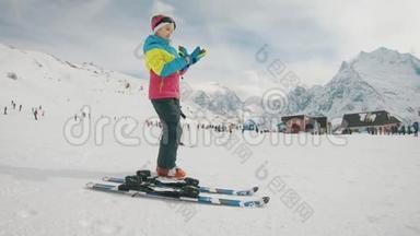 在山上滑雪的活跃女孩。 幼儿滑雪比赛.. 小滑雪者在雪地里奔跑