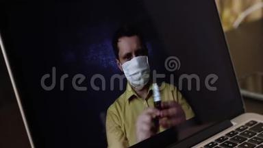 一位戴着医疗面具的视频博主正在笔记本电脑€™网络摄像头上录制<strong>广告视频</strong>。 他的礼物给他的订户