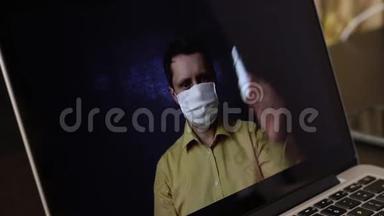 一位戴着医用口罩的视频博主正在笔记本电脑上录制一段<strong>广告视频</strong>™的网络摄像头。他向订户赠送了一个鼻