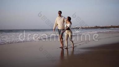 <strong>情侣</strong>浪漫漫步沙滩，<strong>情侣</strong>赤脚漫步沙滩.. 夏天，<strong>情侣</strong>相爱，异国的假期，风在招手