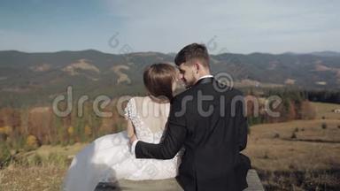 新婚夫妇。 白人新郎和新娘在山坡上。 新婚夫妇。 快乐