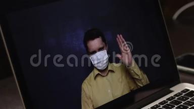 一位戴着医疗面具的视频博主正在笔记本电脑€™网络摄像头上录制广告视频。 他向订户推销各种手段