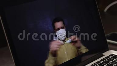 一位戴着医疗面具的视频博主正在笔记本电脑€™网络摄像头上录制<strong>广告视频</strong>。 他赞扬订阅者防止