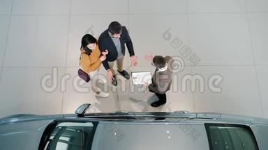 在经销商的室内，购车者与经销商握手拥抱的最大视野