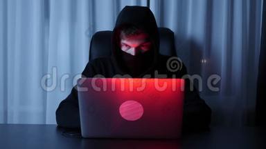 人黑客脸看电脑屏幕.. 男戴黑色口罩和罩破密码和网上<strong>社保</strong>保障.. H.