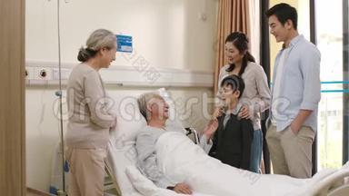亚洲家庭在医院病房<strong>探望</strong>祖父母