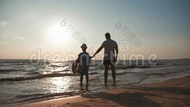 剪影<strong>父女</strong>在日落时在海滩上<strong>玩耍</strong>。 友好家庭，旅游，生活方式的概念..