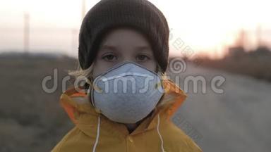 在工业工厂烟雾背景上戴防护面罩的女孩子。 大气污染与人民健康理念..