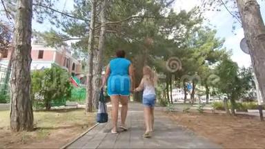 在阳光明媚的夏日，祖母和孙女在<strong>公园里散步</strong>。