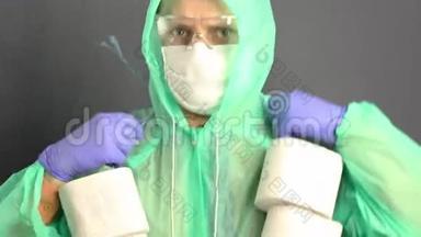 一个穿着防护外套的人，戴着兜帽，脸上戴着纱布面具和眼镜.. 把卫生纸卷在脖子上。 病毒