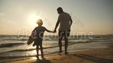剪影<strong>父女</strong>在日落时在海滩上<strong>玩耍</strong>。 友好家庭，旅游，生活方式的概念..