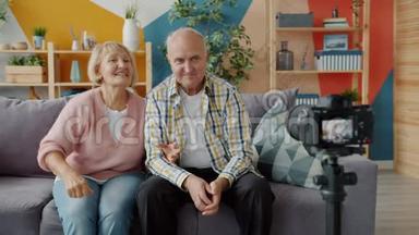 退休夫妇录相录像显示在<strong>家中</strong>竖起大拇指