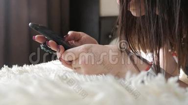 年轻女子坐在床上，用智能手机做<strong>网上</strong>购物。 <strong>网上</strong>购物的概念。