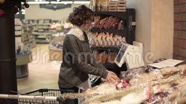 一个女孩在超市的电子秤上<strong>称重</strong>柚子，并贴上一张标价的贴纸。 网格包中的柚子