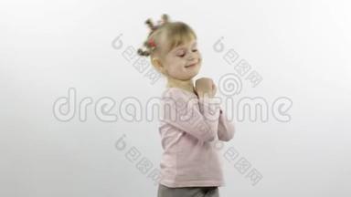 穿着粉红色衬衫跳舞的积极女孩。 快乐的四个小朋友.. 白色背景