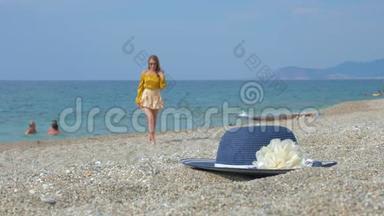 在沙滩上休息的女士，在鹅卵石海滩上举行稻草<strong>时尚帽子</strong>的培训课程
