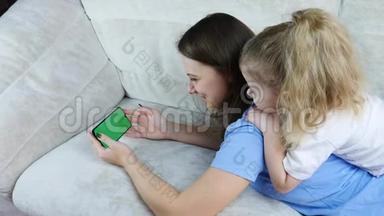 <strong>带小孩</strong>的女人用5g全屏手机观看视频