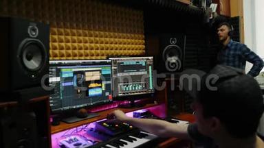 音乐家在录音室<strong>录制</strong>歌曲。 作曲家工程师创造音乐轨道与显示器和均衡器混合