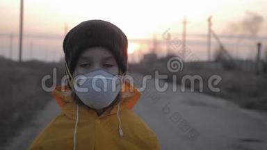 在工业工厂烟雾背景上戴防护面罩的女孩子。 <strong>大气污染</strong>与人民健康理念..