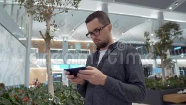 年轻人正在机场候机室玩智能手机