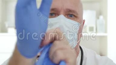 医生戴防护面罩及手套，在隔离医院内有防护设备的医生