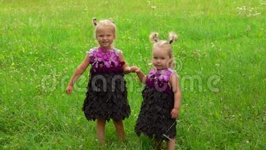 两个小妹妹穿着由树叶和花朵组成的紫色梦幻裙