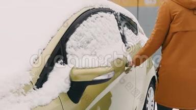 院子里一个穿暖和夹克的女人用扫把刷子把沙拉车从沙拉车清理干净