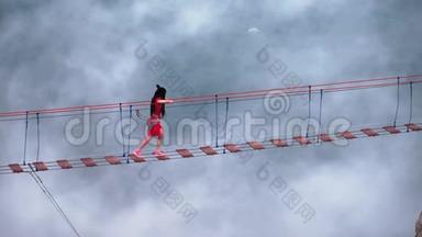 克里米亚，俄罗斯-2019年6月25日：年轻的运动女孩是一个旅行者穿越悬崖上的<strong>山崖</strong>。