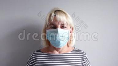 戴医用口罩的成年妇女咳嗽