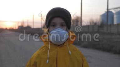 <strong>大气污染</strong>与人民健康理念.. 在工业工厂烟雾背景上戴防护面罩的女孩子。