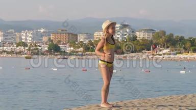 快乐的女孩在海滩上玩得很开心。 <strong>暑假</strong>概念。