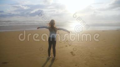 快乐的孩子在日落时在海滩上玩耍，<strong>梦</strong>想着<strong>飞翔</strong>。 暑假和旅游理念..
