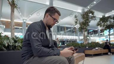 伊斯坦布尔机场候机厅，智能手机男