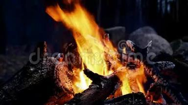 篝火<strong>晚会的</strong>特写，晚上用热余烬和红煤燃烧