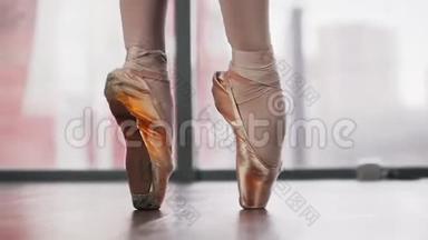 芭蕾脚尖鞋使舞蹈<strong>动作</strong>。训练中的<strong>芭蕾舞</strong>演员。慢<strong>动作</strong>。特写。
