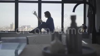 早上，一个自信的黑发白种人女人在看报纸。 忙碌的女商人坐着的画像
