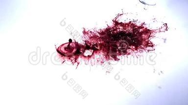 一杯红葡萄酒在白色背景下<strong>坠落</strong>、破碎和飞溅，
