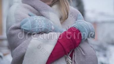 无法辨认的白种人女人在冬天的手套和毯子<strong>摩擦</strong>手和微笑。 快乐的年轻女孩
