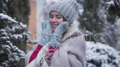 镜头接近年轻白种人的脸，用冬天的手套和微笑触摸着脸。 积极向上