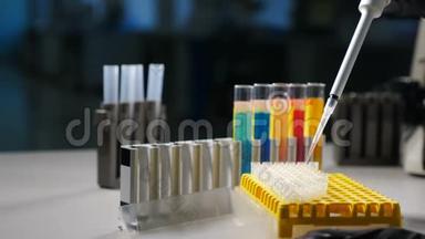 实验室助理为<strong>检测</strong>抗体和感染做紧急血液测试。 科学家检查样本，化学