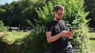 男人在户外花园里使用智能手机