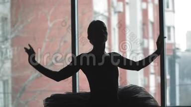 城市背景上<strong>芭蕾</strong>舞女演员的<strong>剪影</strong>是一支动人的<strong>舞蹈</strong>。 穿着黑裙和黑角鞋