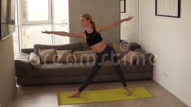 穿黑色运动服的瘦女孩在家中练习瑜伽，练习个人练习